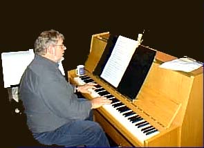 Asbj�rn Arntsen ved pianoet